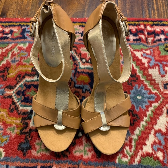 Nine West - NWOT - Tan & Metallic Sandal - Sz 6 - Picture 6 of 6